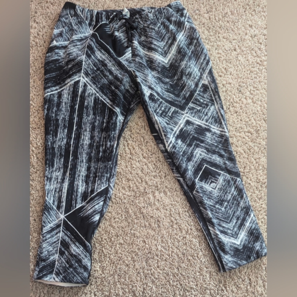 Lululemon Jet Crop Slim Trouser /Heat Wave White and Black /Jogger  size 8
